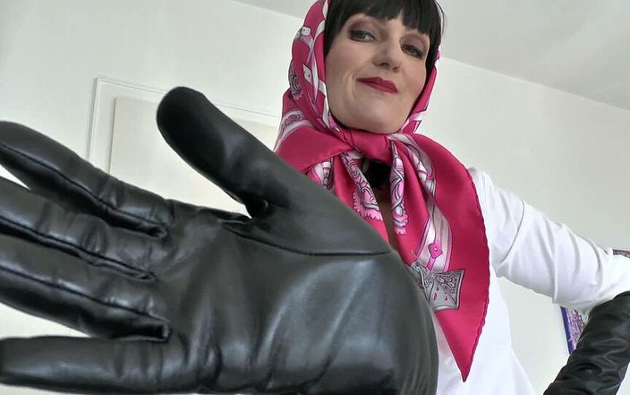 Lady Victoria Valente: Güçlü eldivenlerimi kokla