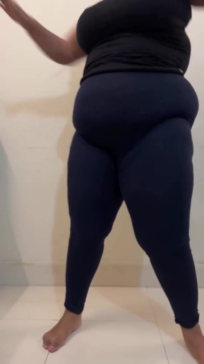 Aria Mia: SFW Vlog: Толстушка с большой задницей, большие сиськи мусульманской девушки Ониппе показать ее утреннюю утреннюю уборщицу!