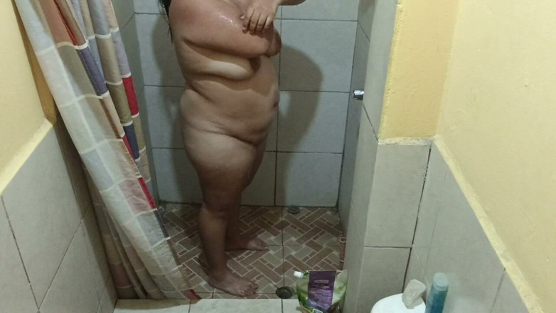 Stepmom_with_big_tits: Этот душ закончился очень горячим, потому что моя грудь была так хорошо