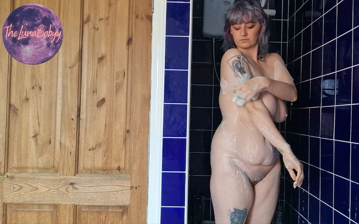 TheLunaBabyy: シャワーを浴びて、髭を剃って、髪を洗うのを見てください