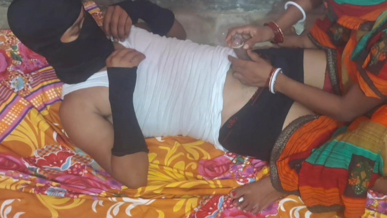 Trilokinath: Mătușă Talgu Mâzgă futută de proprietarul casei în cameră