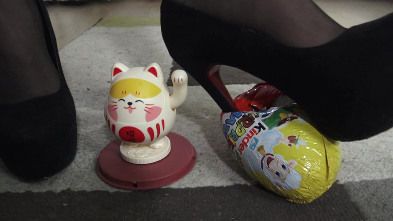 Solo Austria: 我喜欢用我的粉碎高跟鞋摧毁一切！柯斯丁公主的毁灭情绪！