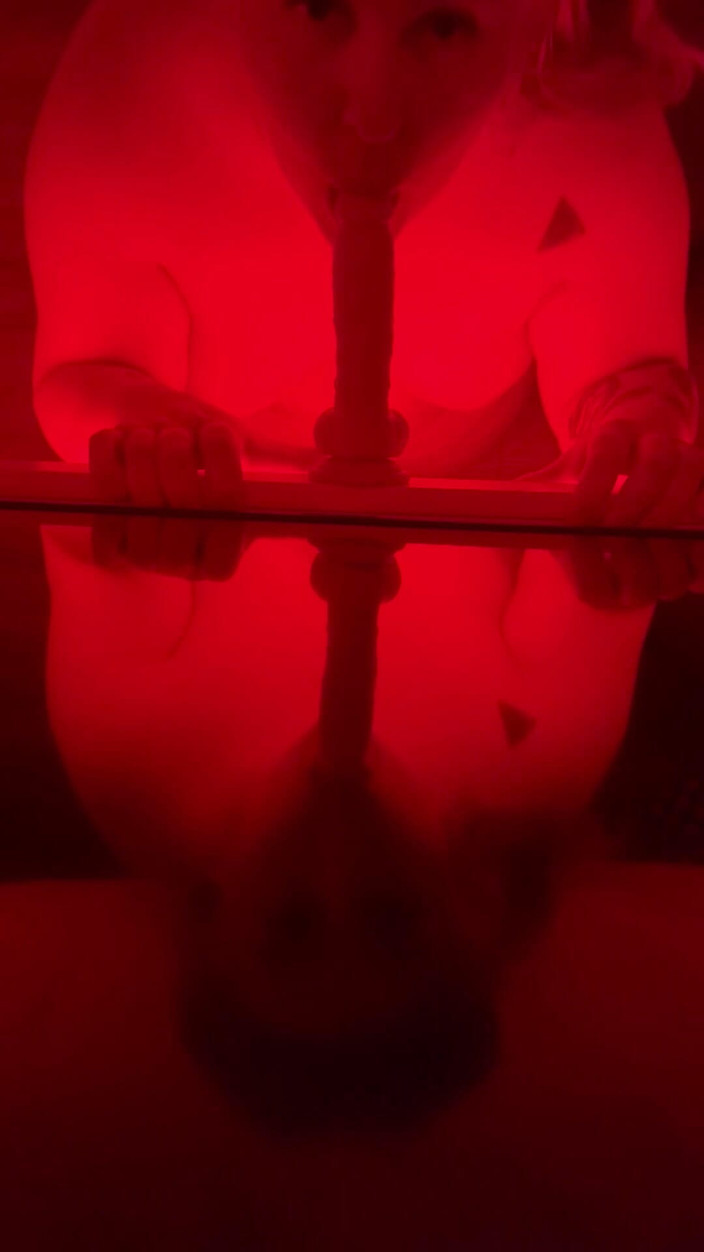 Quinnicide: Grandota milf hace garganta profunda con consolador desordenado en primer...