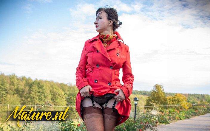 Mature NL: Röntgenci wanilianna yürüyüşe çıktıktan sonra kendine mastürbasyon yapıyor