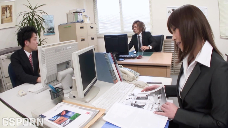 Go Sushi: 日本のポルノ秘書、綾名ゆいはオフィスの後に3Pが必要