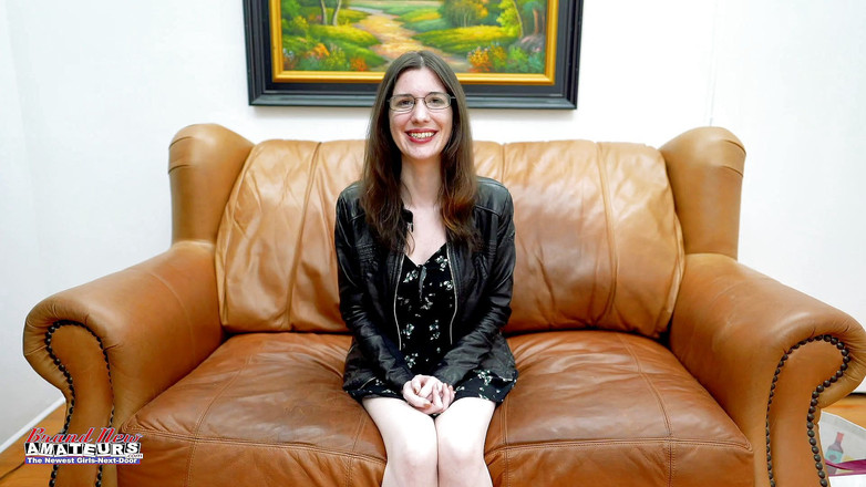 Brand New Amateurs: Parte 1 di 2 miLF stravagante sottomessa si spoglia per la telecamera...