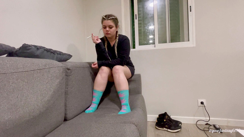 Your fantasy studio: Prdy a kouření v barevných ponožkách a šatech