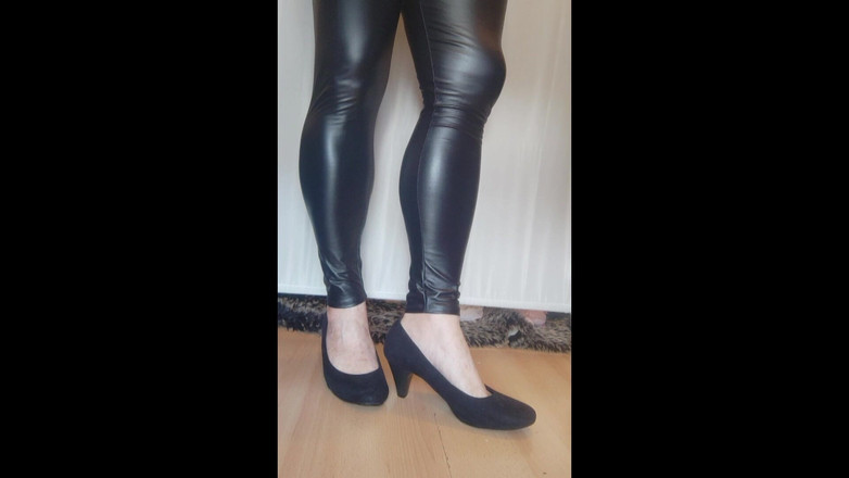 Nattalie Trans: Schwarze Kunstleder-leggings und High Heels