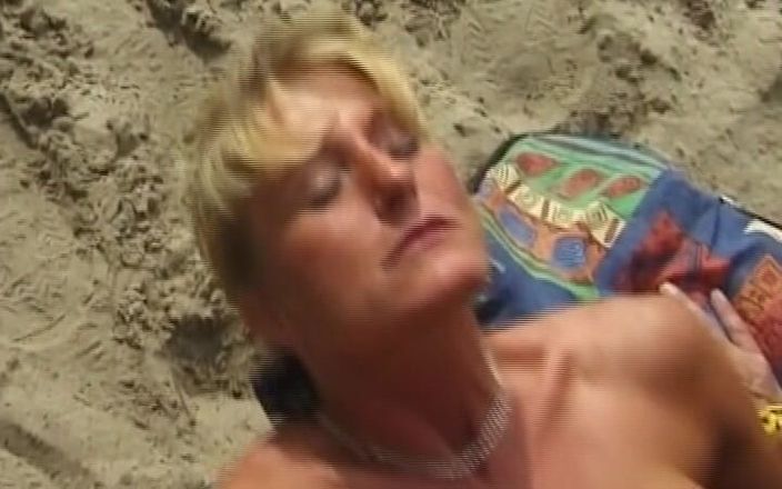 German amateur couples: Büyük memeli Alman orta yaşlı seksi kadın plajda sikiliyor