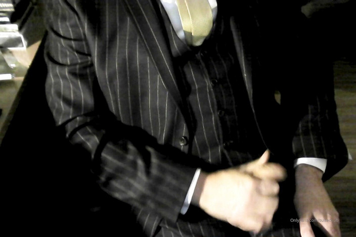 SuitedSub: 거대한 젖가즘을 빨아주는 18세 소녀