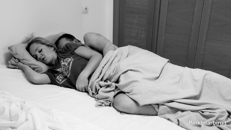 Pinkbearbirgit: Shhh milf excitată la miezul nopții încearcă să nu facă un...