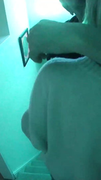 Pris Par Une Caméra De Sécurité. Une Femme Infidèle Flirte Et Baise Dans Les Escaliers