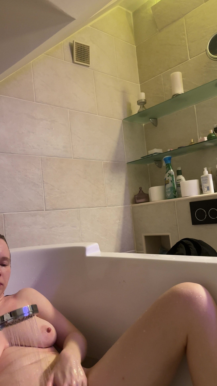 SweetLucy96: 温かいお湯で乳首が硬くなります