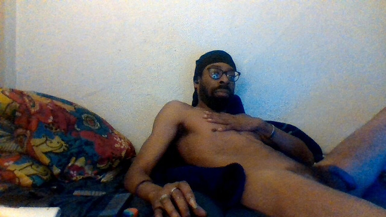 SoLoYoLo723: Une jeune grosse bite noire a un nouveau jouet avec...