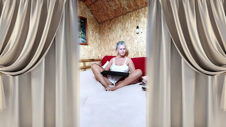 Lukerya: Gospodină sexy Lukerya în lenjerie albă din satin pe un pat...