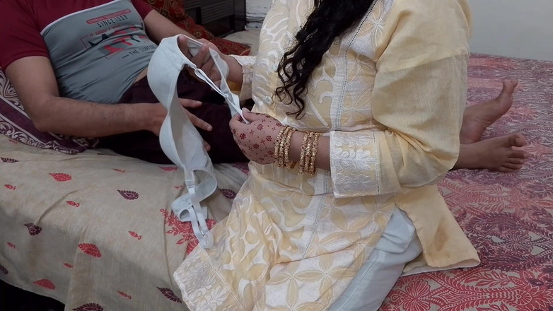 QueenbeautyQB: Une belle-mère entre soudainement dans la chambre de son beau-fils...