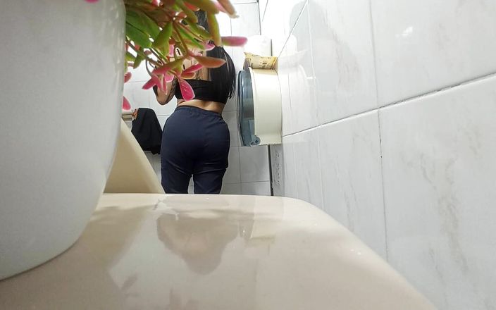 irina69star: 화장실 의사 Gocco의 사무실에서 오줌 싸는 간호사