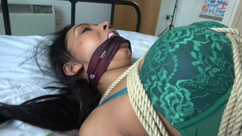 Latina Fetish: Courtney in: Hogtie sengit Setiausaha ditangkap, disumbat Cleave Gag, dan...