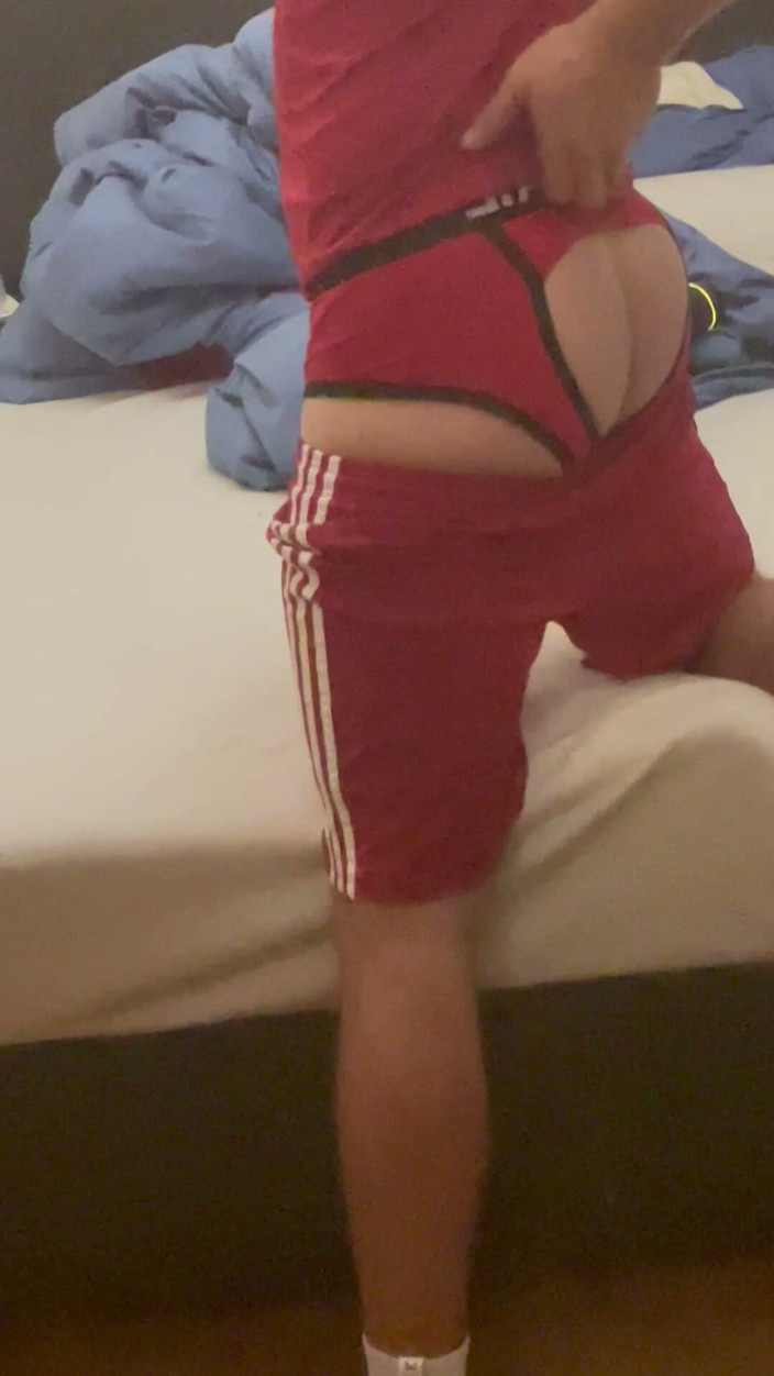 Fitlevi: Il ragazzo sportivo si sega con un vestito da calcio
