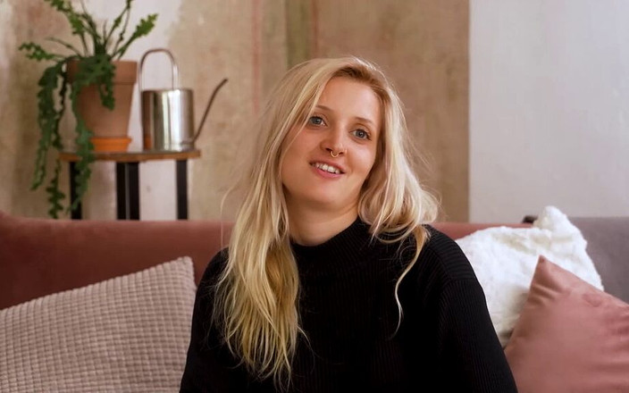 Pro Amateur by Magmafilm: Roztomilý student zkouší sex na kameru