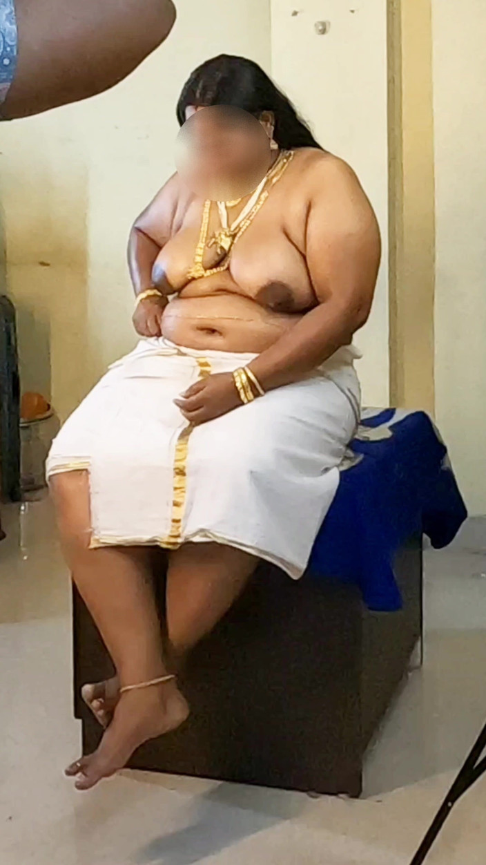 Anne Ipe: Indisches mädchen im traditionellen kleid, oben-ohne fotoshooting in Schmuck