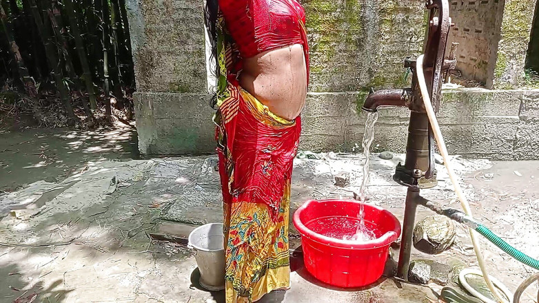 Dogrupali69: Bhabhi는 목욕하는 동안 비디오를 찍었어