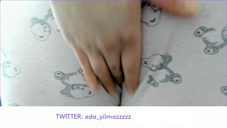 bigass_sexy_bigboobs: Pocieranie cipki piżamą - Cameltoe