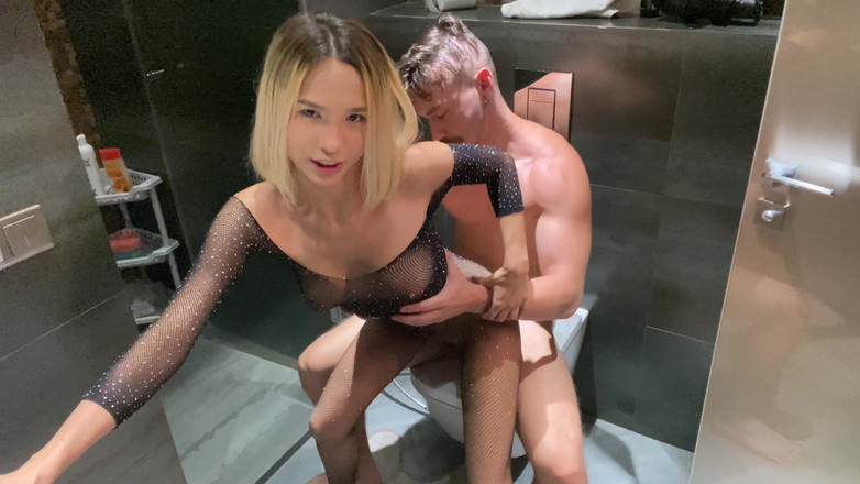 karina_lin: Sexy kočka byla ošukaná přímo na záchodě