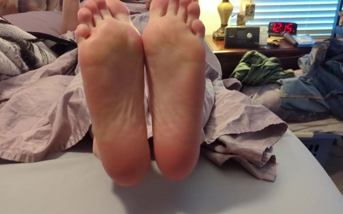Always Fun No Pants: 热辣人妻脚挑逗被锁住的绿帽男