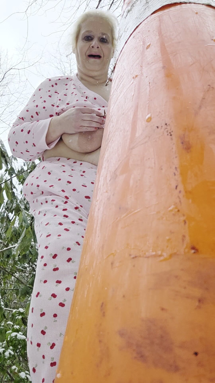 HerculesnVENUS: Ve sněhu, ona se nestará v lese nahá bez spodního...