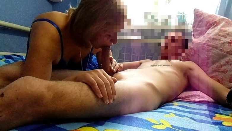 Qwersad33: Мілфа дуже збудилася, поки великий член був у її роті