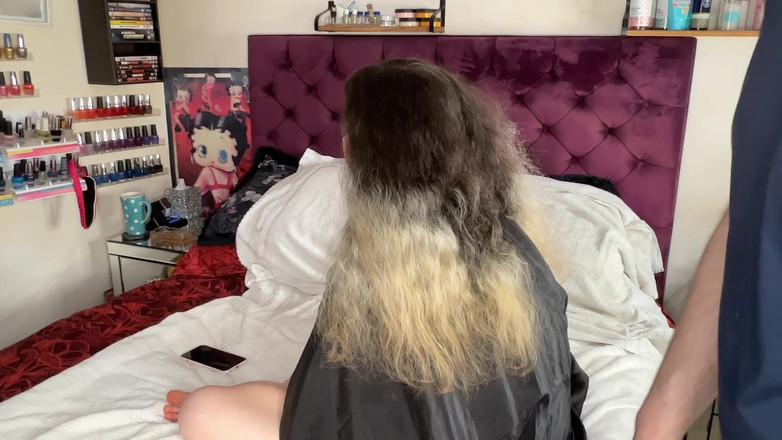 MissFFW: İki kadın bir makasla tıraşla alt kesimini yeniletiyor