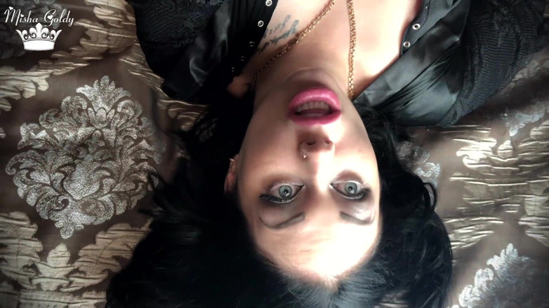 Goddess Misha Goldy: Seksi dev kadın seni canlı canlı tüketmeden önce aç ağızlarının üzerinde sallanıyor