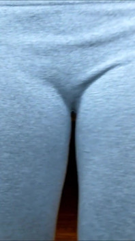 Podium în pantaloni de yoga gri