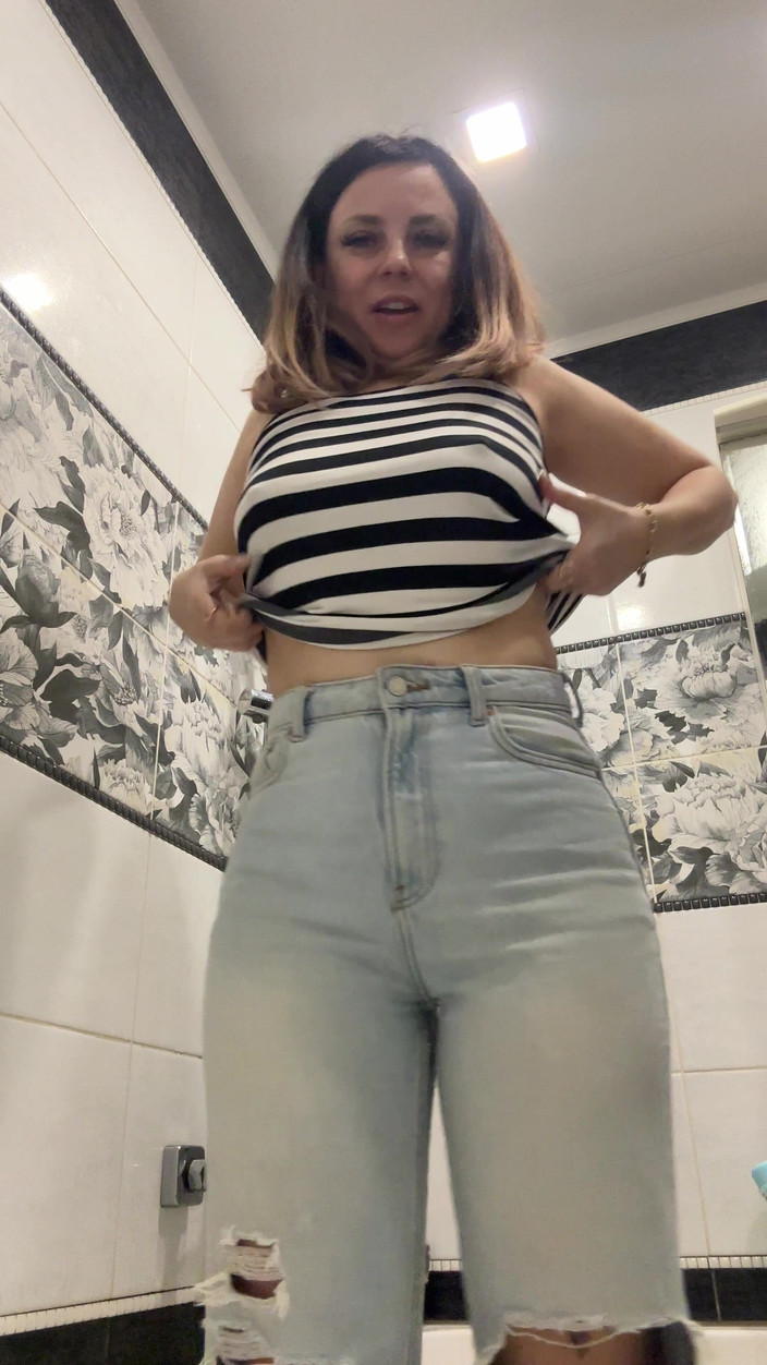 LarisaCum: Ik trek een spijkerbroek aan en speel met mijn kont...