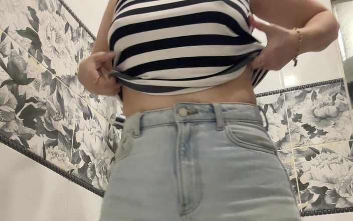 LarisaCum: Jag tar på mig blå jeans och leker med min...