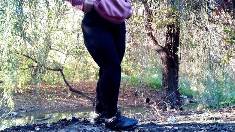 Elena: Weelderige milf in een legging pist in het park