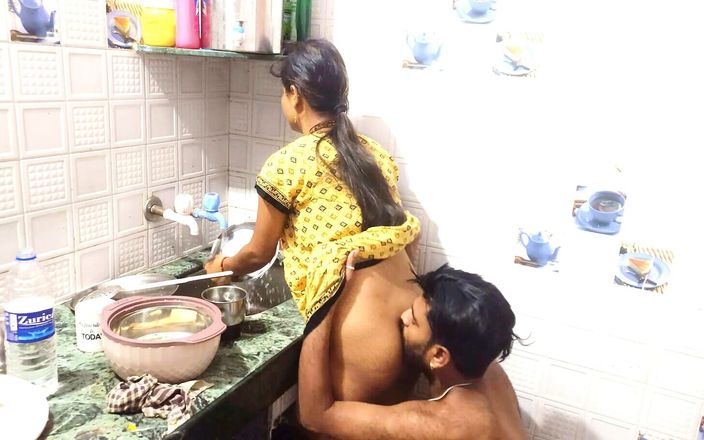 Aalox: Menina indiana faz sexo duro na cozinha de Mumbai