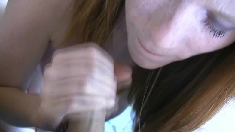 Tight little babes: 华丽的俄罗斯红发青少年吮吸粗硬鸡巴