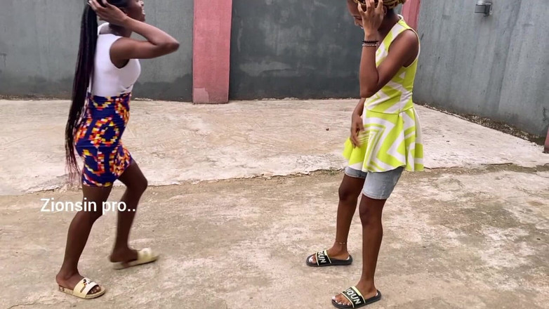 Zion: Afrikaanse meisjes die buitenshuis lokaal spel spelen