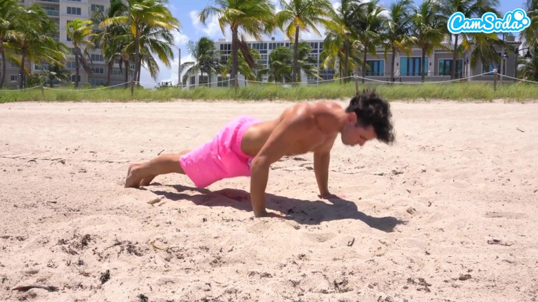 CamSoda: Loira Com Peitões Naturais Em Micro Biquíni Pego Na Praia...