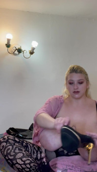 Dea Curves è un esibizionista con enormi tette