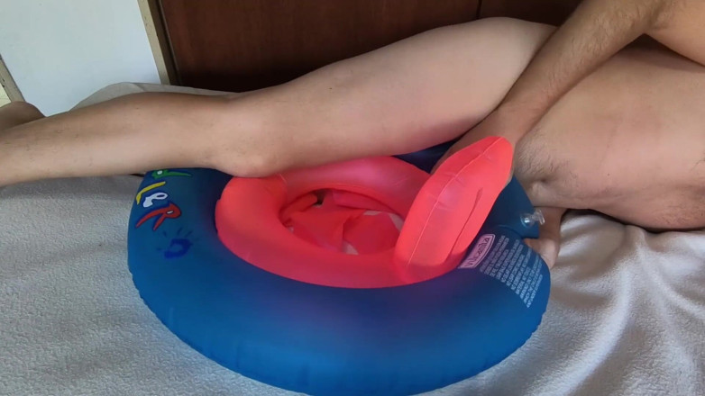Inflatable Lovers: Gioca con l'anello da bagno gonfiabile