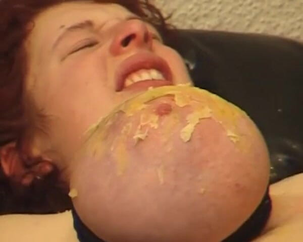 Porno kino: Wąska ruda niemiecka suka zdominowana przez swojego mistrza