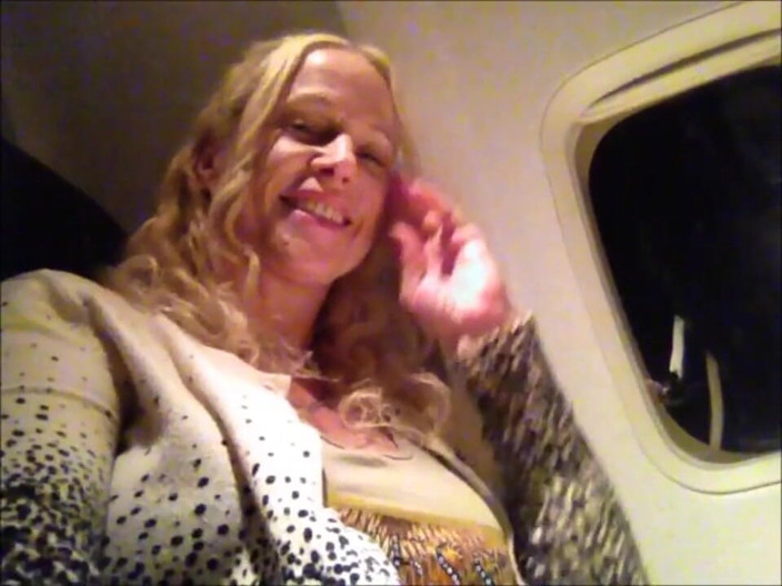 Gartersex: Flash Tu țâțele mele pe avion fă-mă să ejaculez în baie
