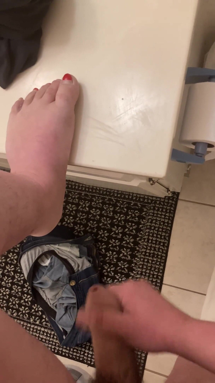 Jennysparkless: Cuming on my toes