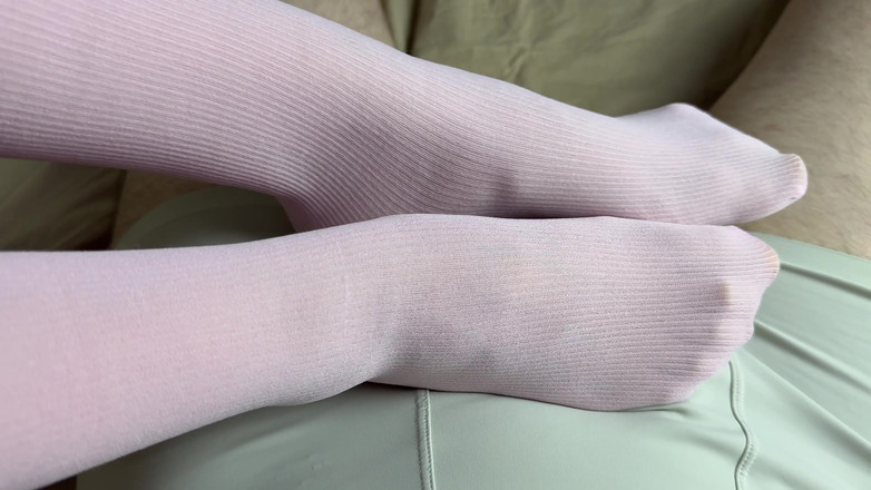 Gloria Gimson: Das Ist Dein Lieblingsvideo Mit Footfoot-foots Und Pinken Socken