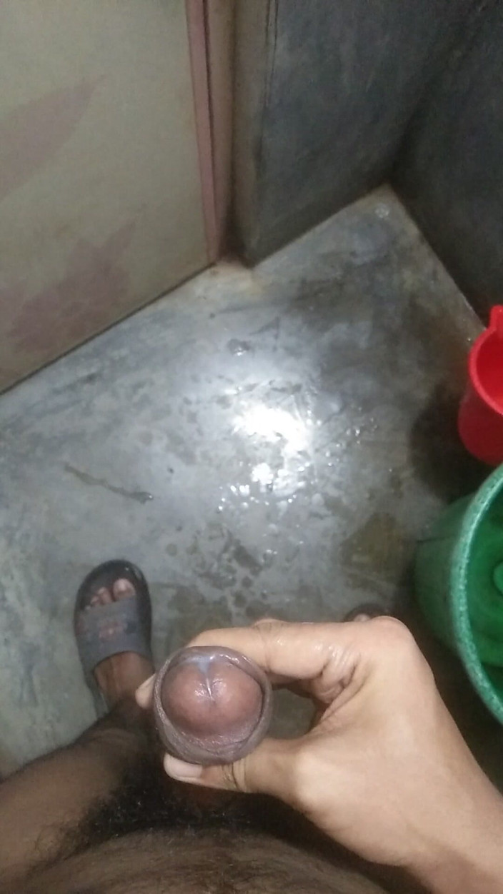 Viral_tiktokar: So I Went to the Bathroom, Put Soap on My...