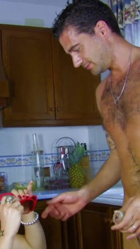 Ragazza abbronzata con un corpo tatuato viene scopata nel culo