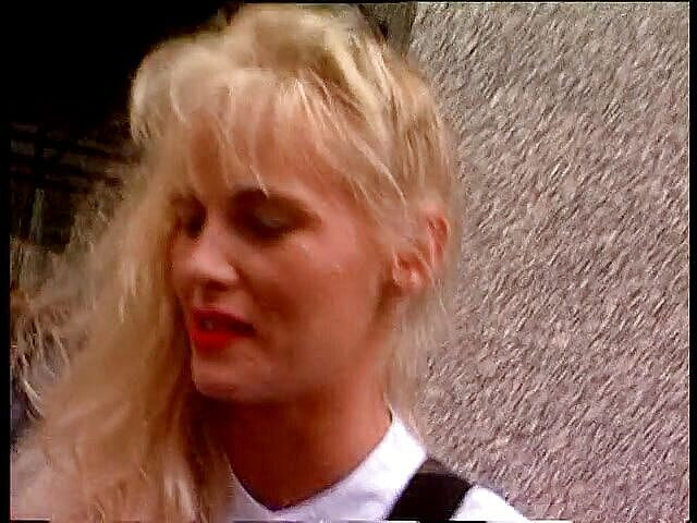 Lucky Cooch: Si blonde comel di hadapan kamera